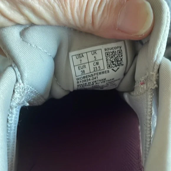 Saucony running shoes - Picture 3 of 4